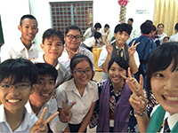 カンボジア現地の学生と
